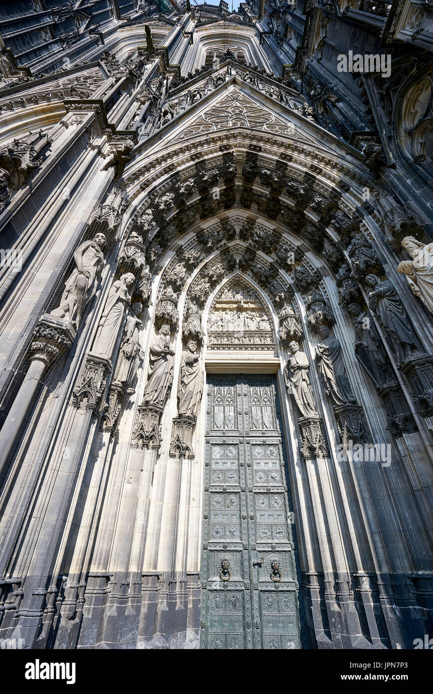 Colonia/Germania - 10 Maggio 2017: immensa porta di metallo che conduce nella cattedrale di Colonia Foto Stock