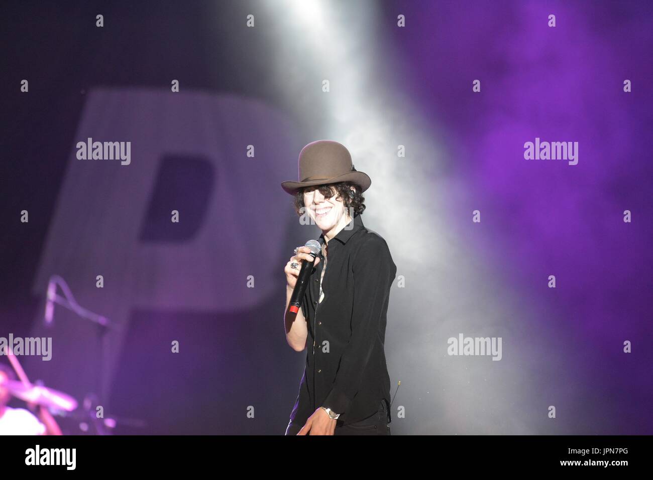 Napoli, Italia. 01 Ago, 2017. Il cantante e cantautore Laura Pergolizzi (LP) performing live sul palco dell'Arena Flegrea di Napoli. Credito: Paola Visone/Pacific Press/Alamy Live News Foto Stock