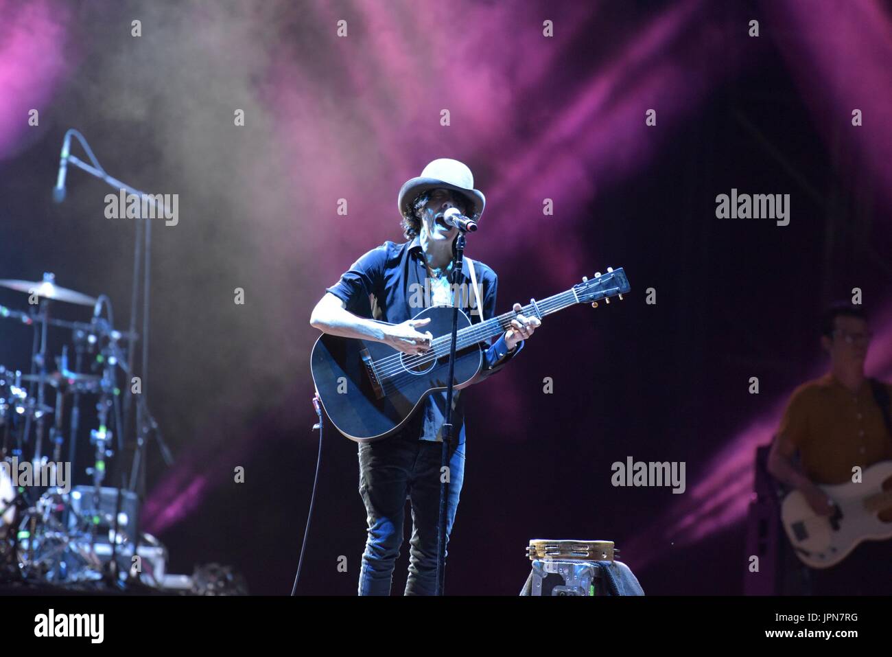 Napoli, Italia. 01 Ago, 2017. Il cantante e cantautore Laura Pergolizzi (LP) performing live sul palco dell'Arena Flegrea di Napoli. Credito: Paola Visone/Pacific Press/Alamy Live News Foto Stock