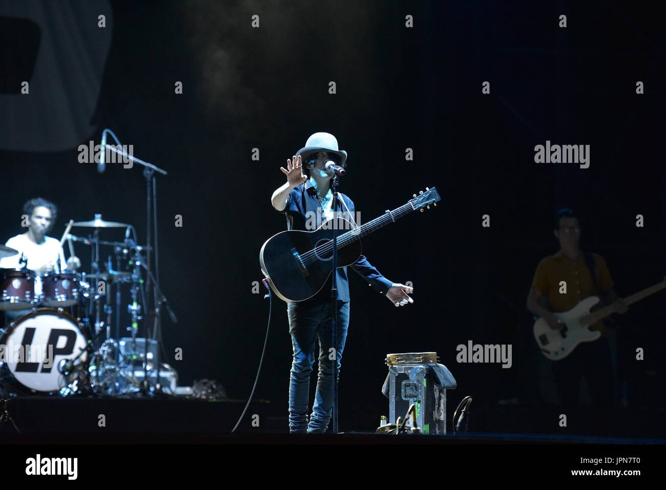 Napoli, Italia. 01 Ago, 2017. Il cantante e cantautore Laura Pergolizzi (LP) performing live sul palco dell'Arena Flegrea di Napoli. Credito: Paola Visone/Pacific Press/Alamy Live News Foto Stock