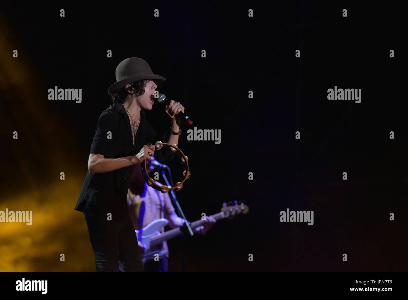 Napoli, Italia. 01 Ago, 2017. Il cantante e cantautore Laura Pergolizzi (LP) performing live sul palco dell'Arena Flegrea di Napoli. Credito: Paola Visone/Pacific Press/Alamy Live News Foto Stock