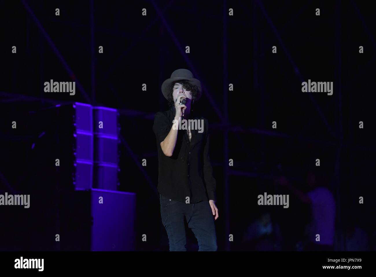 Napoli, Italia. 01 Ago, 2017. Il cantante e cantautore Laura Pergolizzi (LP) performing live sul palco dell'Arena Flegrea di Napoli. Credito: Paola Visone/Pacific Press/Alamy Live News Foto Stock