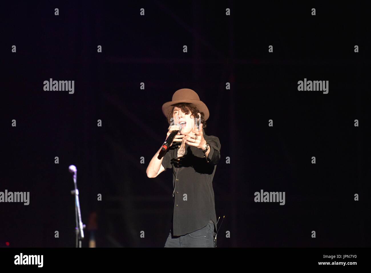 Napoli, Italia. 01 Ago, 2017. Il cantante e cantautore Laura Pergolizzi (LP) performing live sul palco dell'Arena Flegrea di Napoli. Credito: Paola Visone/Pacific Press/Alamy Live News Foto Stock
