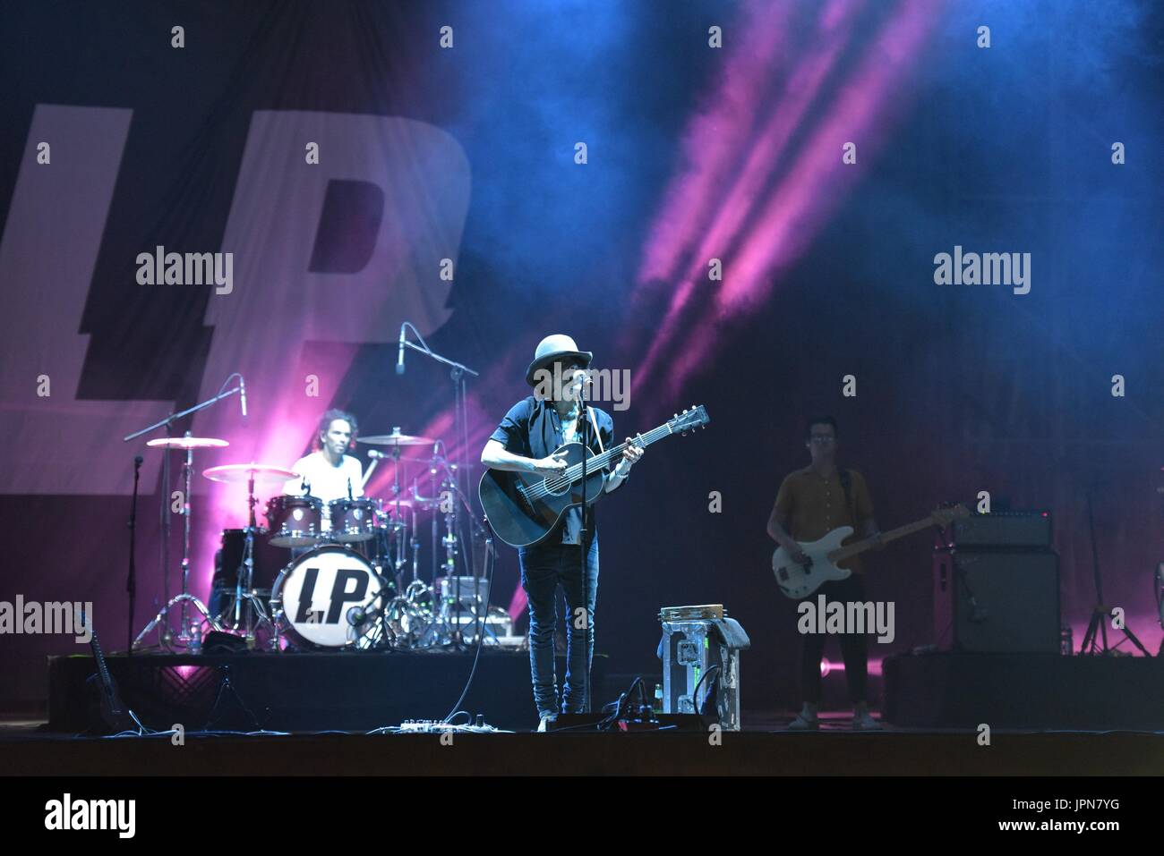 Napoli, Italia. 01 Ago, 2017. Il cantante e cantautore Laura Pergolizzi (LP) performing live sul palco dell'Arena Flegrea di Napoli. Credito: Paola Visone/Pacific Press/Alamy Live News Foto Stock