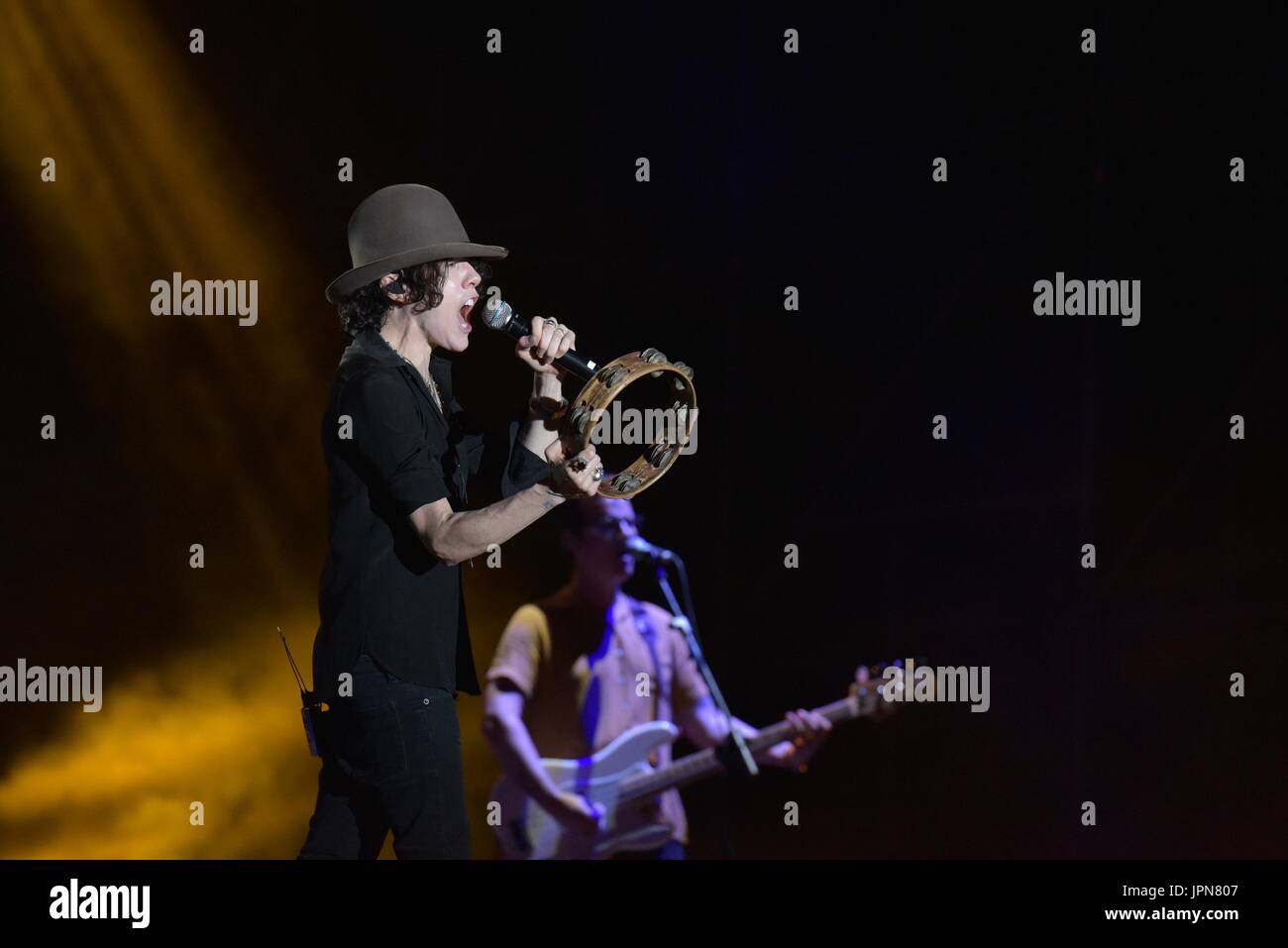 Napoli, Italia. 01 Ago, 2017. Il cantante e cantautore Laura Pergolizzi (LP) performing live sul palco dell'Arena Flegrea di Napoli. Credito: Paola Visone/Pacific Press/Alamy Live News Foto Stock