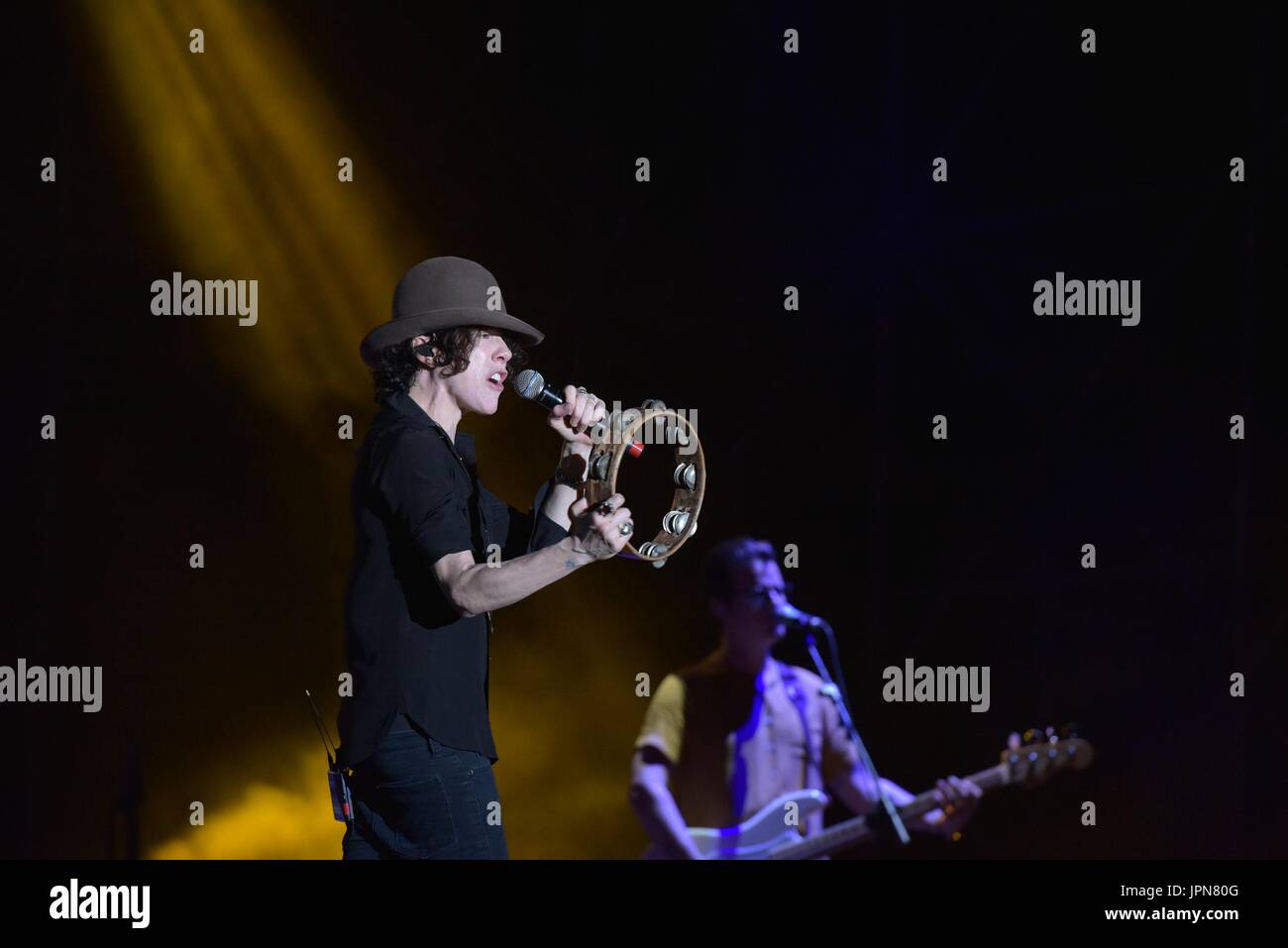Napoli, Italia. 01 Ago, 2017. Il cantante e cantautore Laura Pergolizzi (LP) performing live sul palco dell'Arena Flegrea di Napoli. Credito: Paola Visone/Pacific Press/Alamy Live News Foto Stock