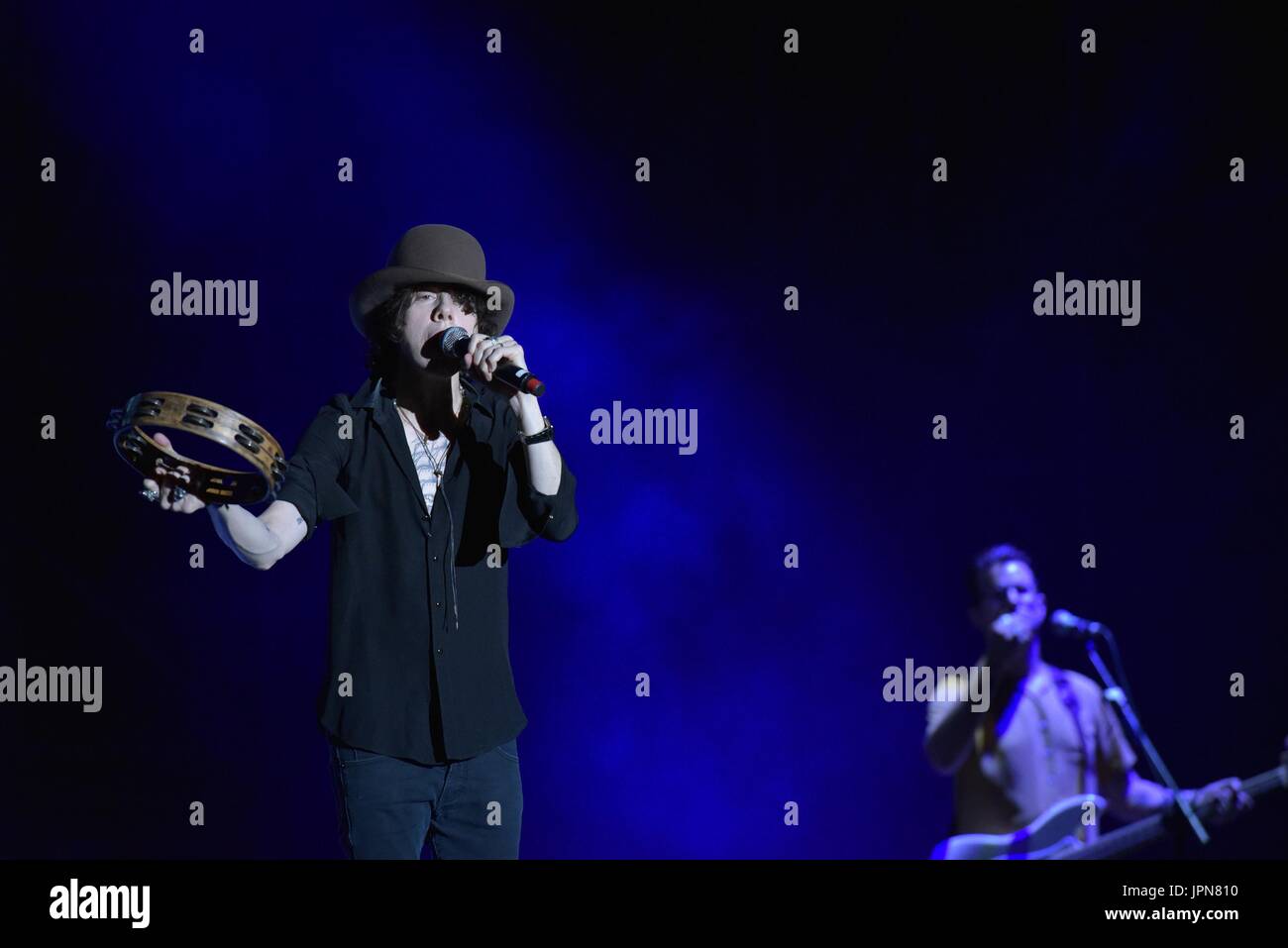Napoli, Italia. 01 Ago, 2017. Il cantante e cantautore Laura Pergolizzi (LP) performing live sul palco dell'Arena Flegrea di Napoli. Credito: Paola Visone/Pacific Press/Alamy Live News Foto Stock