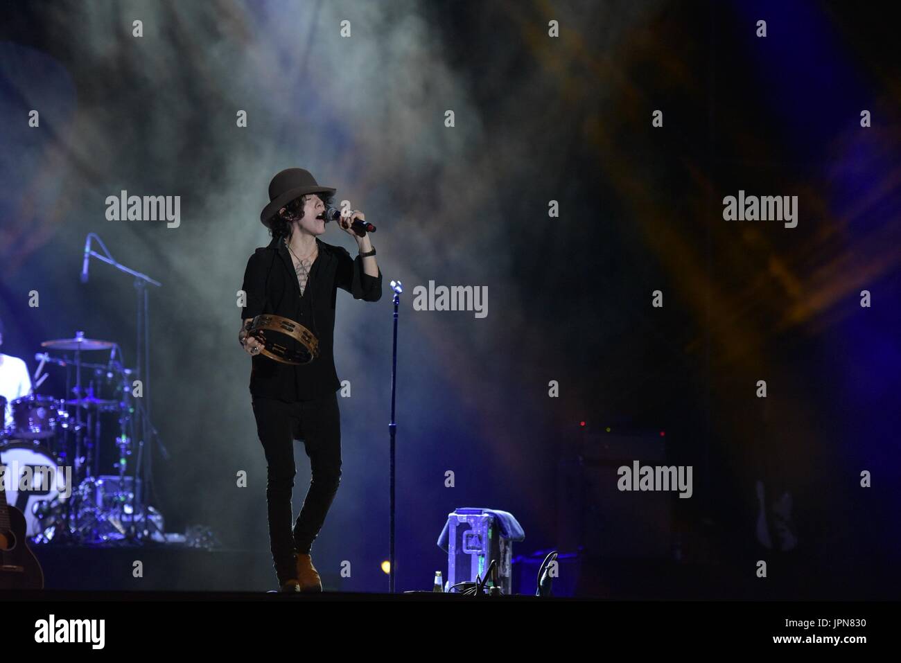 Napoli, Italia. 01 Ago, 2017. Il cantante e cantautore Laura Pergolizzi (LP) performing live sul palco dell'Arena Flegrea di Napoli. Credito: Paola Visone/Pacific Press/Alamy Live News Foto Stock
