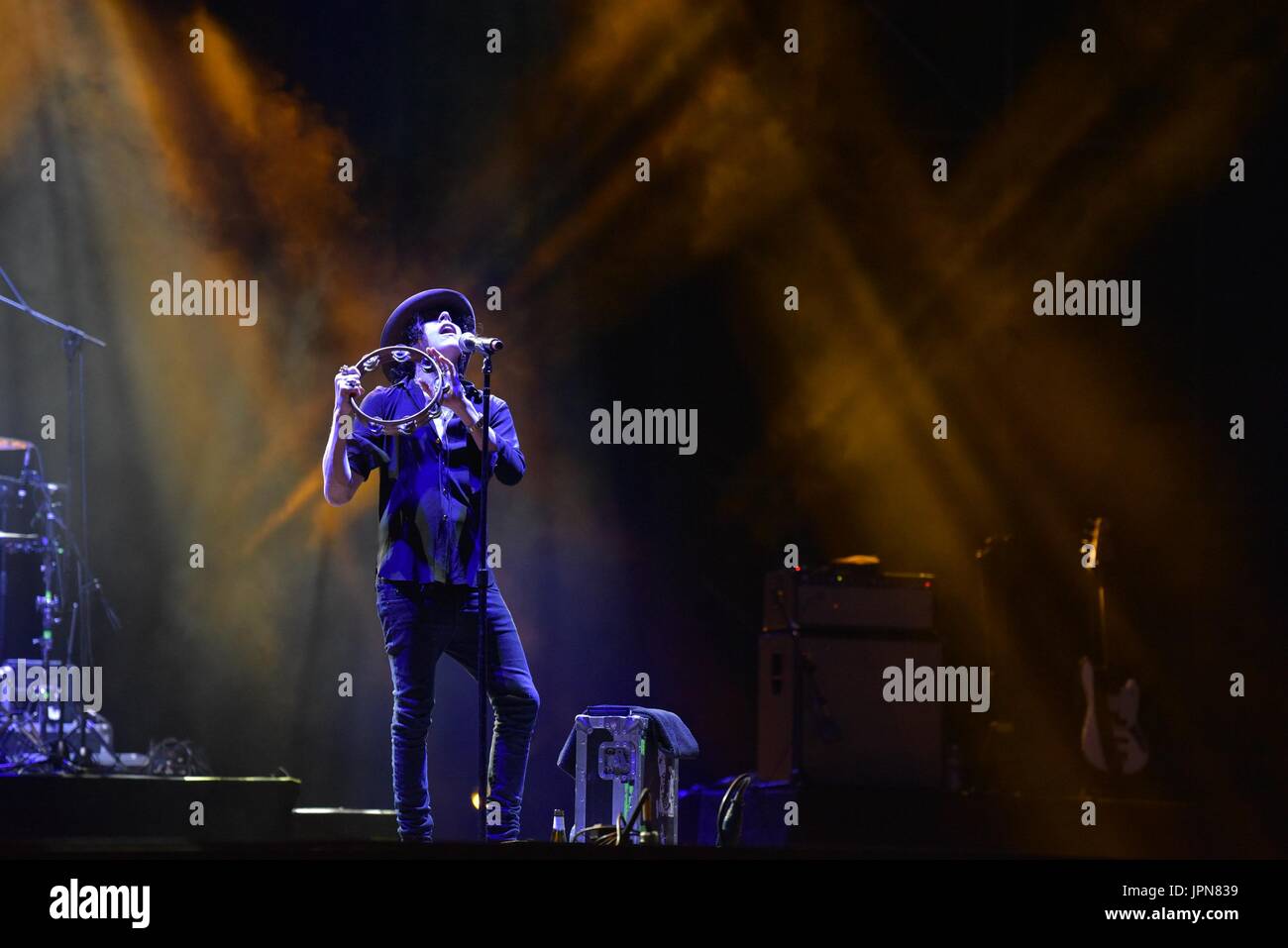 Napoli, Italia. 01 Ago, 2017. Il cantante e cantautore Laura Pergolizzi (LP) performing live sul palco dell'Arena Flegrea di Napoli. Credito: Paola Visone/Pacific Press/Alamy Live News Foto Stock