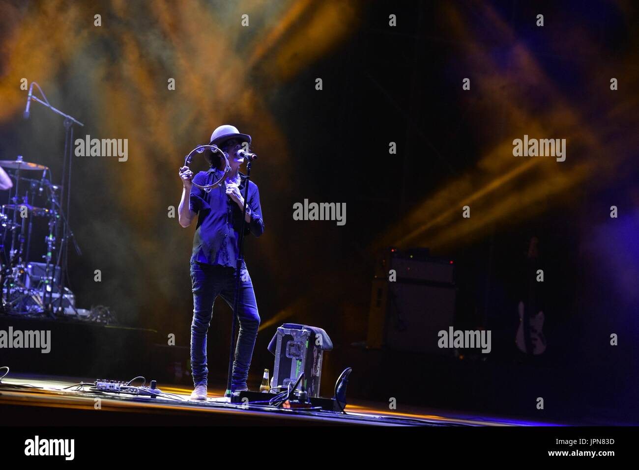 Napoli, Italia. 01 Ago, 2017. Il cantante e cantautore Laura Pergolizzi (LP) performing live sul palco dell'Arena Flegrea di Napoli. Credito: Paola Visone/Pacific Press/Alamy Live News Foto Stock