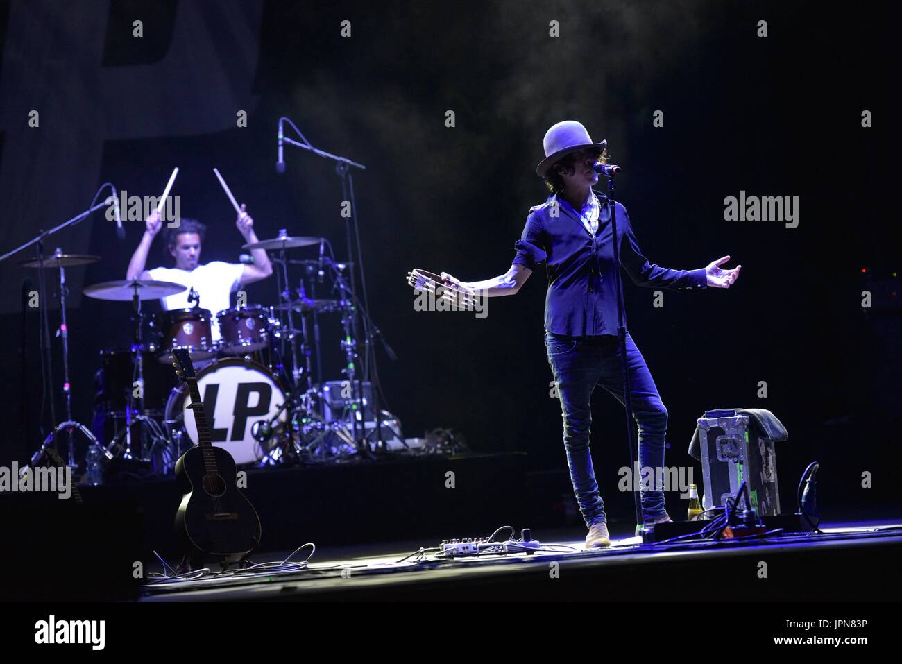 Napoli, Italia. 01 Ago, 2017. Il cantante e cantautore Laura Pergolizzi (LP) performing live sul palco dell'Arena Flegrea di Napoli. Credito: Paola Visone/Pacific Press/Alamy Live News Foto Stock