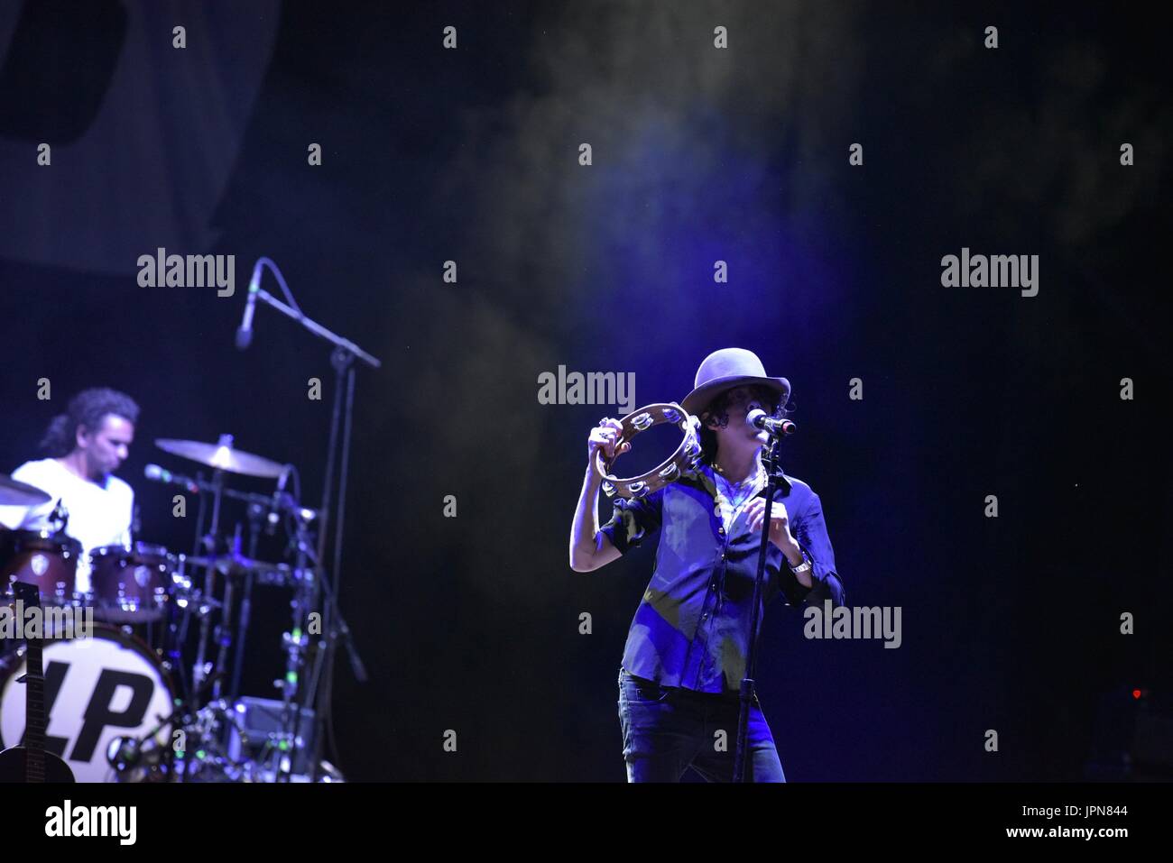Napoli, Italia. 01 Ago, 2017. Il cantante e cantautore Laura Pergolizzi (LP) performing live sul palco dell'Arena Flegrea di Napoli. Credito: Paola Visone/Pacific Press/Alamy Live News Foto Stock