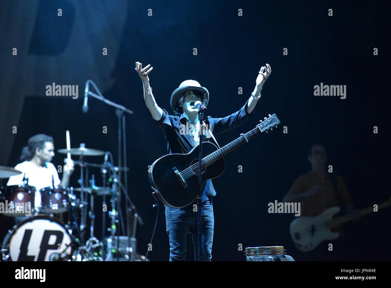 Napoli, Italia. 01 Ago, 2017. Il cantante e cantautore Laura Pergolizzi (LP) performing live sul palco dell'Arena Flegrea di Napoli. Credito: Paola Visone/Pacific Press/Alamy Live News Foto Stock