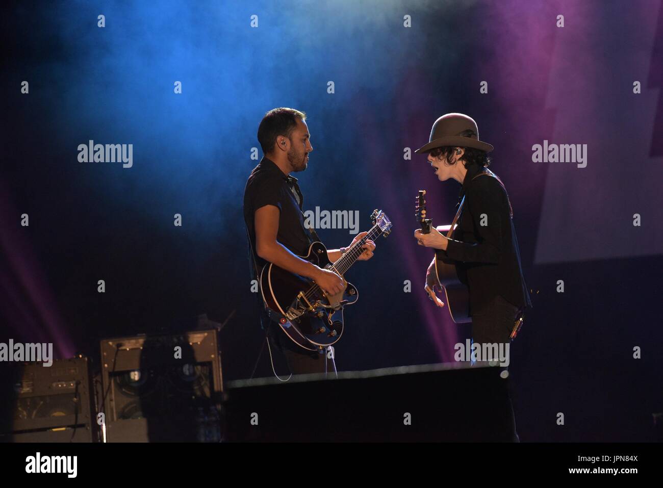 Napoli, Italia. 01 Ago, 2017. Il cantante e cantautore Laura Pergolizzi (LP) performing live sul palco dell'Arena Flegrea di Napoli. Credito: Paola Visone/Pacific Press/Alamy Live News Foto Stock