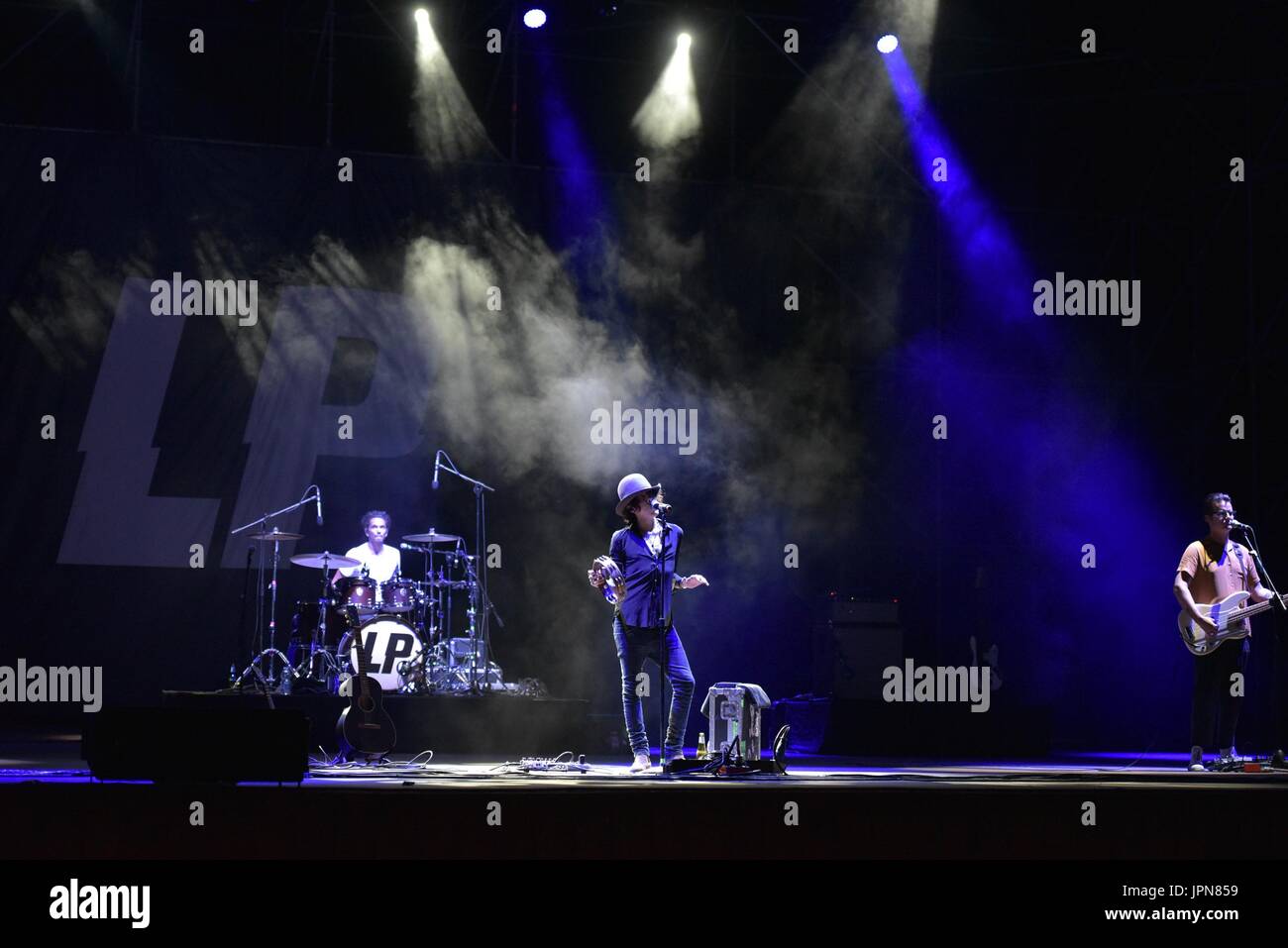 Napoli, Italia. 01 Ago, 2017. Il cantante e cantautore Laura Pergolizzi (LP) performing live sul palco dell'Arena Flegrea di Napoli. Credito: Paola Visone/Pacific Press/Alamy Live News Foto Stock