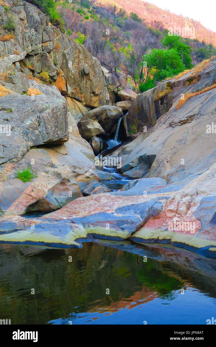 Paesaggio colorato e rocce, piscina con cascata su dieci Mile Creek al di sopra di King Canyon, Sequoia National Monument, California, Stati Uniti Foto Stock