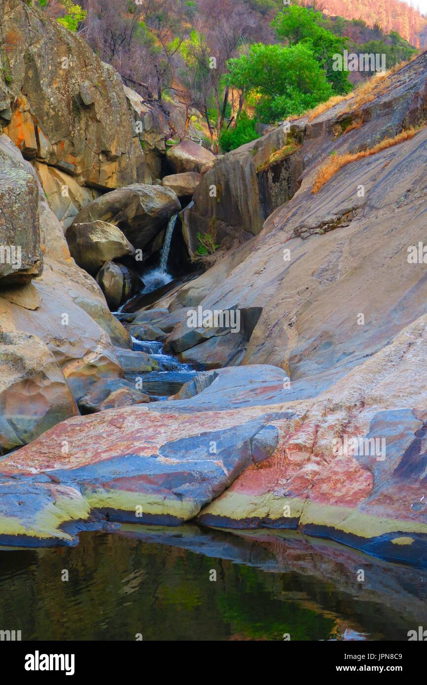 Paesaggio colorato e rocce, piscina con cascata su dieci Mile Creek al di sopra di King Canyon, Sequoia National Monument, California, Stati Uniti Foto Stock