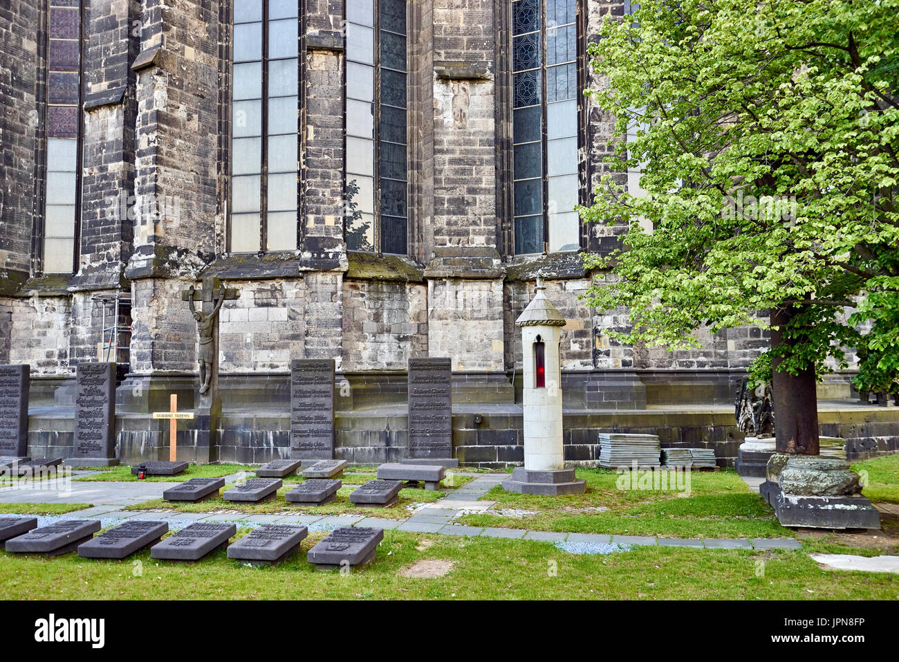 Colonia/Germania - 10 Maggio 2017: antico gravesites segnata da lastre tombali orizzontale ai piedi della cattedrale di Colonia Foto Stock