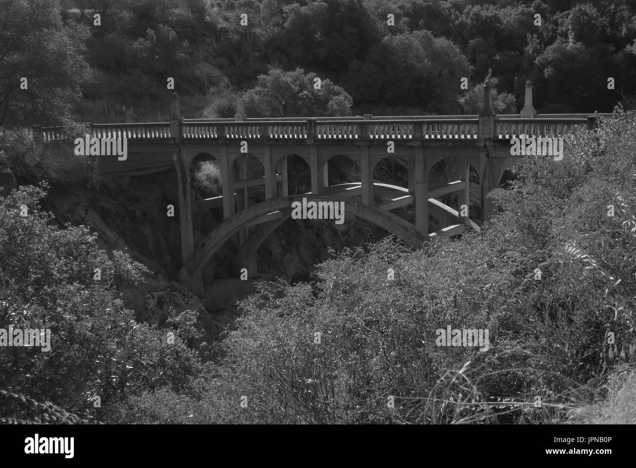 Secolo-vecchio ponte sul fiume Kaweah lungo re minerali road, vicino al Parco Nazionale di Sequoia, tre fiumi, Tulare County, California, Stati Uniti Foto Stock