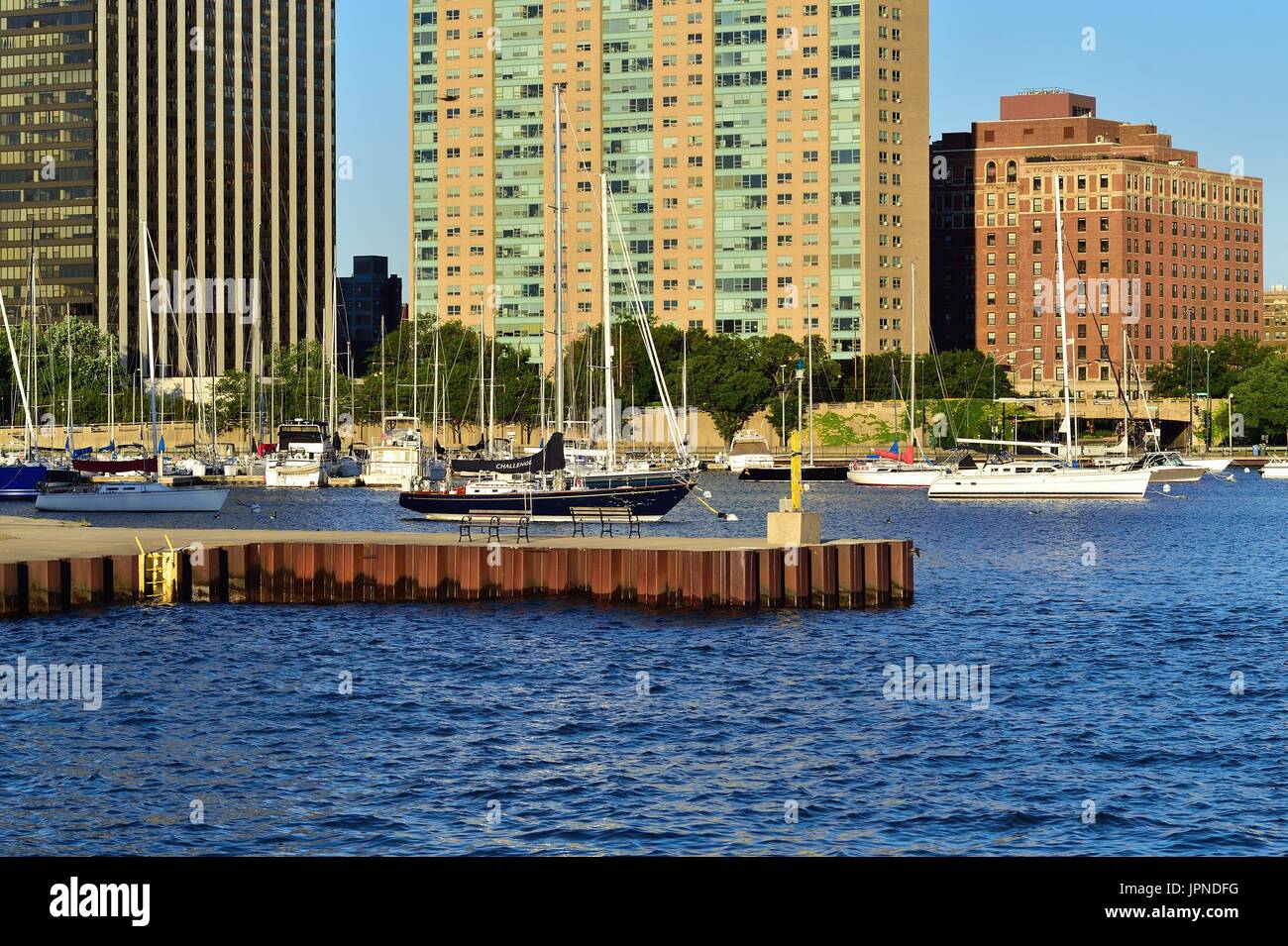 Chicago, Illinois, Stati Uniti d'America. Imbarcazioni da diporto ancorata all'interno di Chicago's Belmont Porto. Il porto della città il lago è alimentato dal lago Michigan. Foto Stock