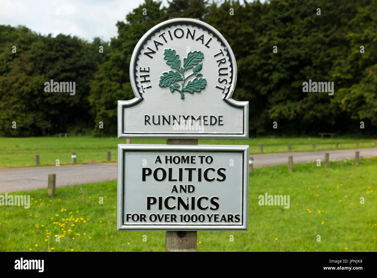 Il National Trust segno / segnaletica / post; Runnymede, Surrey. Regno Unito. Runnymede è stato il sito della firma della Magna Charta nell'anno 1215. (89) Foto Stock
