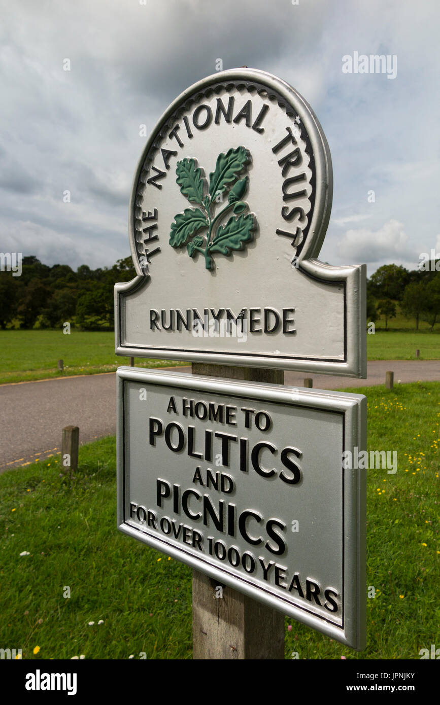 Il National Trust segno / segnaletica / post; Runnymede, Surrey. Regno Unito. Runnymede è stato il sito della firma della Magna Charta nell'anno 1215. (89) Foto Stock