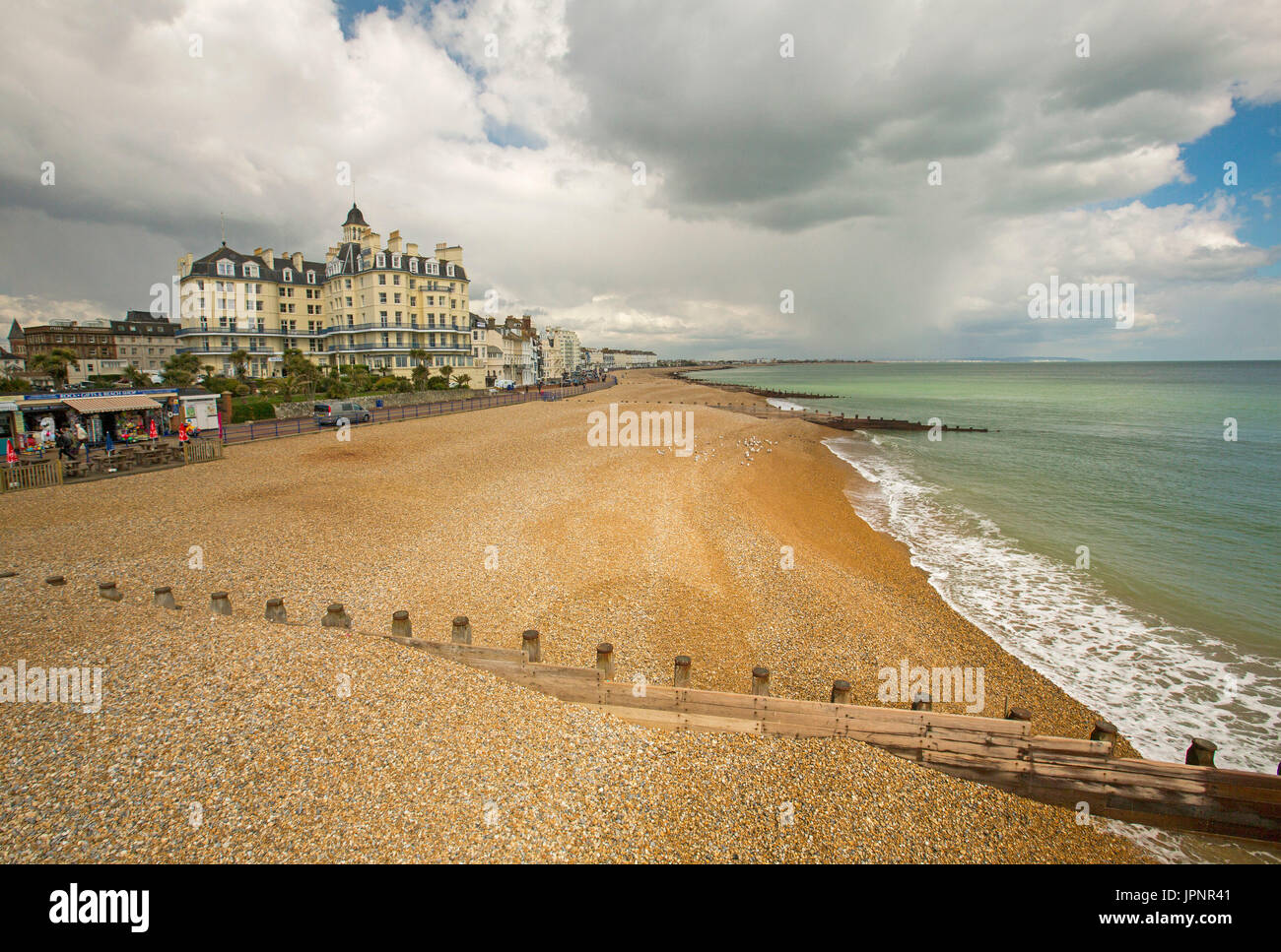La spiaggia e la città a Eastbourne, Inghilterra Foto Stock