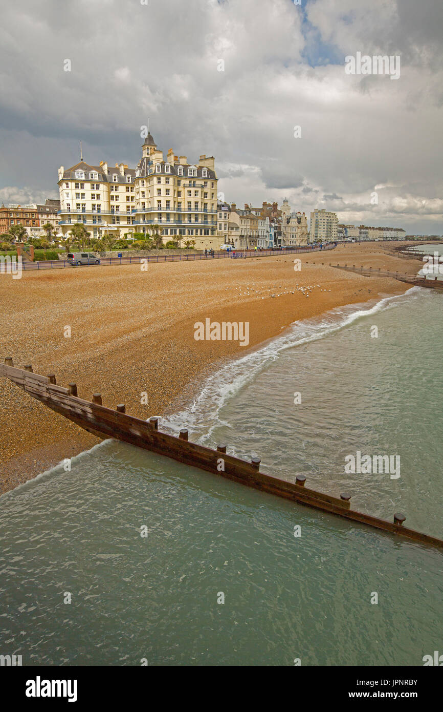 La spiaggia e la città a Eastbourne, Inghilterra Foto Stock