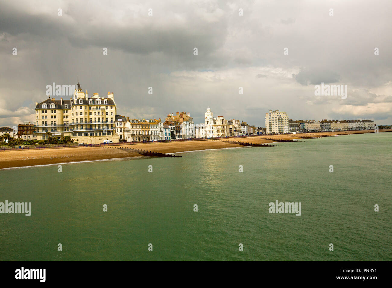 La spiaggia e la città a Eastbourne, Inghilterra Foto Stock