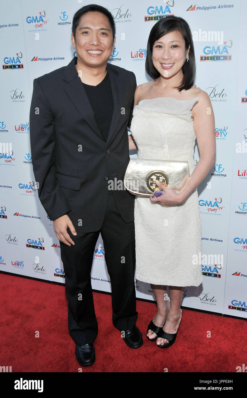 Lito Abrogar & Presidente di GMA Film rete Annette Gozon-Abrogar presso U.S. Premiere della strada - Arrivi presso il Cinema ArcLight Hollywood in Hollywood, CA. La manifestazione ha avuto luogo il Mercoledì, 9 maggio 2012. Foto di Sthanlee B. Mirador_Pacific Rim Photo Press. Foto Stock