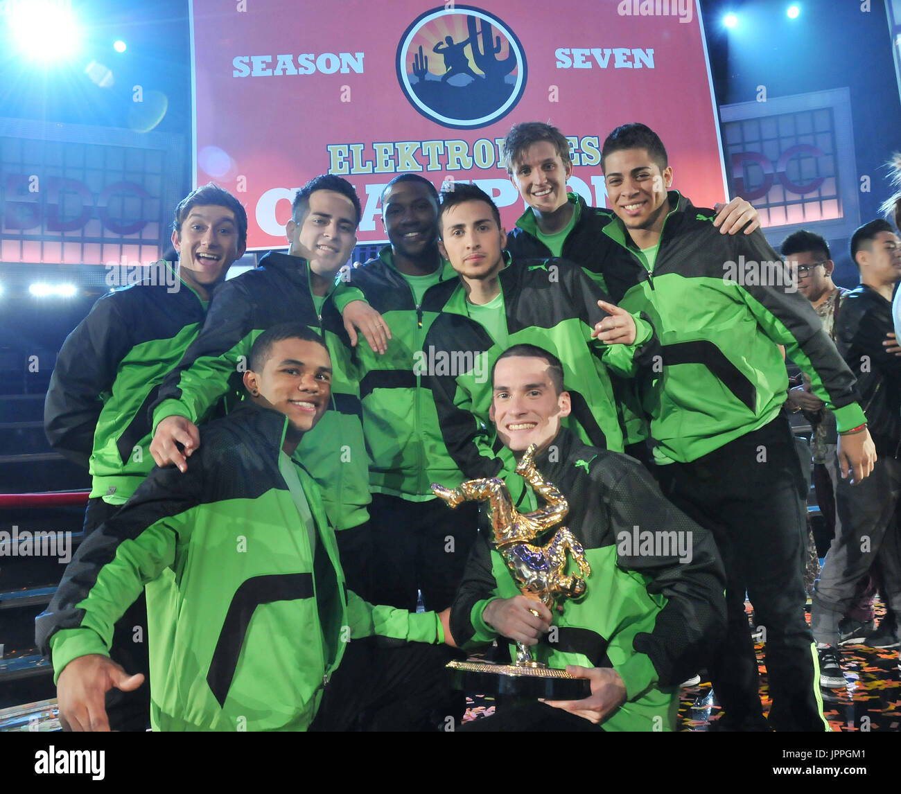 ABDC Elektrolytes Stagione 7 Champs a Randy Jackson's America's Best troupe di danza stagione 7 Ritorno della Superstars episodio 10 Live Finale - sul palco dello stadio 29 in corrispondenza della Warner Bros Studios di Burbank, CA. La manifestazione ha avuto luogo il mercoledì, 13 giugno 2012. Foto di Sthanlee B. Mirador_PRPP. Foto Stock