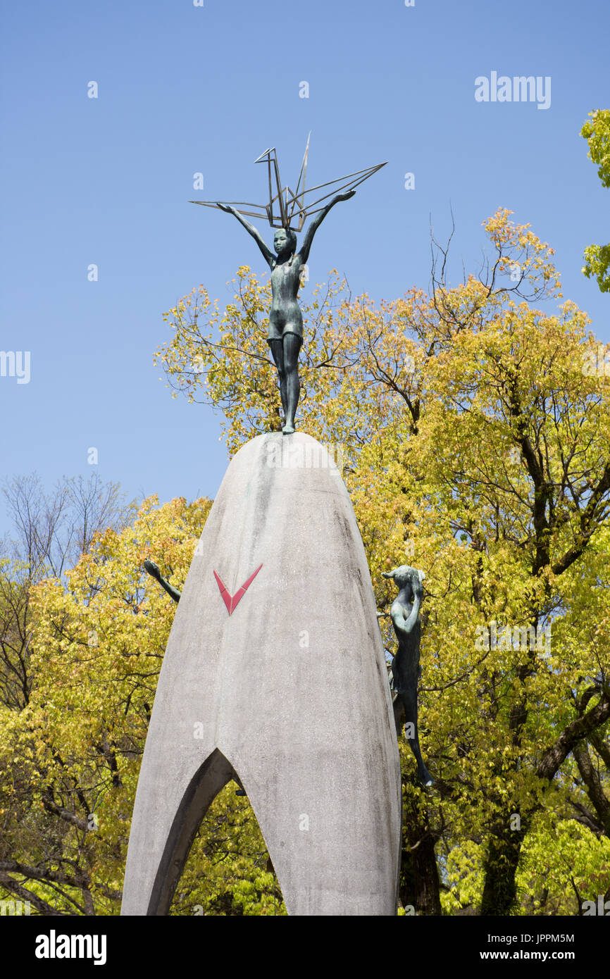 Calcestruzzo torre campanaria e la scultura di metallo che è parte dei figli del monumento della Pace di Hiroshima in Giappone Foto Stock