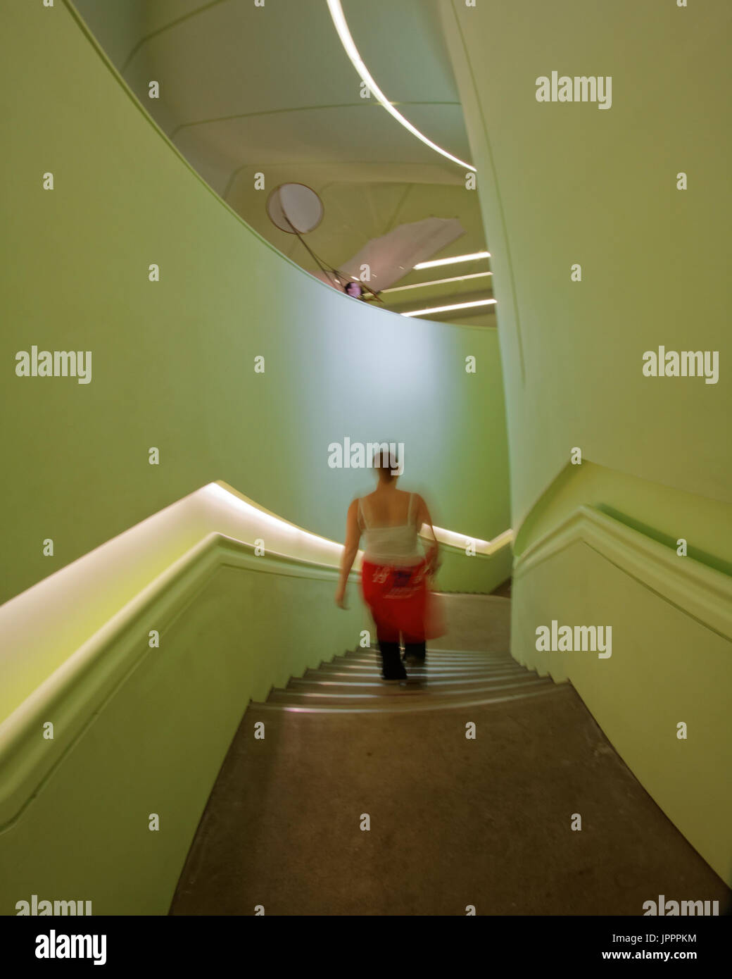 Riverside Museum, pointhouse road, glasgow interno del nuovo museo del trasporto delle giovani donne a piedi giù per le scale Foto Stock