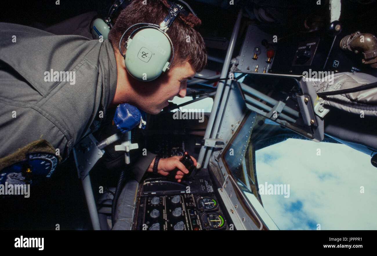 Un 'boom' o il rifornimento di carburante membro dell'equipaggio a bordo di una U.S. Air Force KC 135 tanker durante aria aria per le operazioni di rifornimento su Stati Uniti continentali. Foto Stock