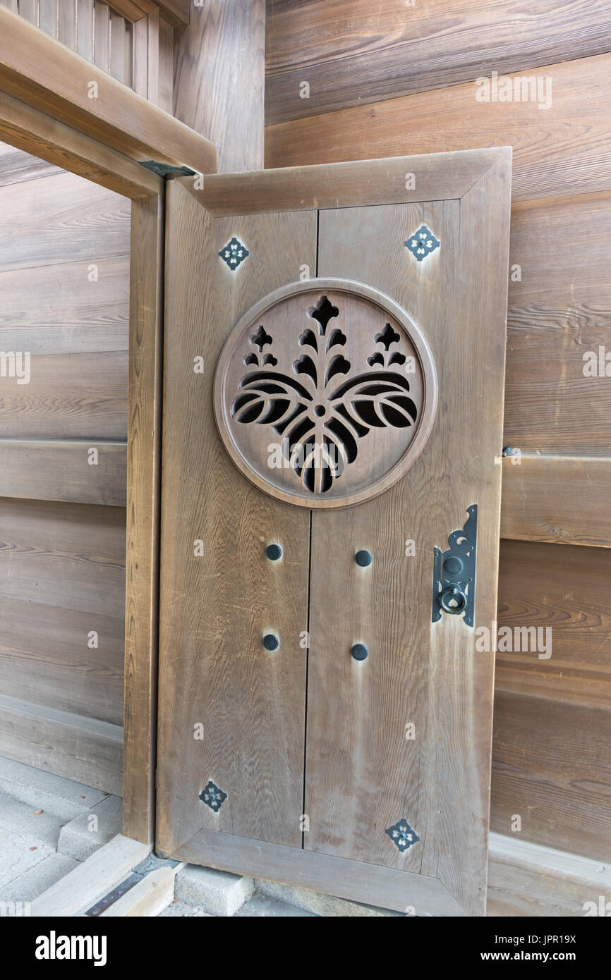 Santuario di legno porta con intaglio con foglie e fiori in motif tutte in un marrone chiaro legno naturale. Foto Stock