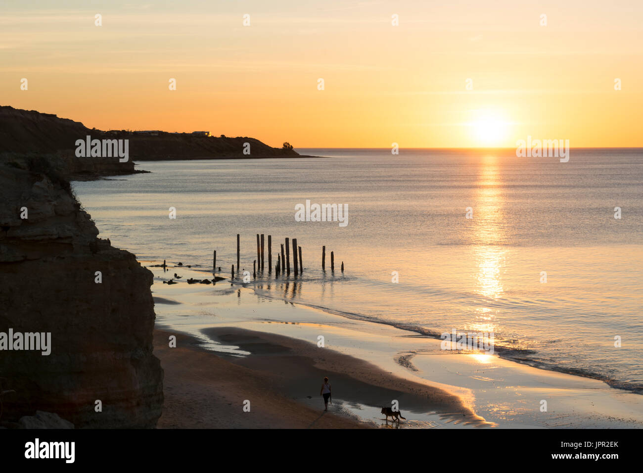 Il molo vecchio rudere sulla porta Willunga Beach, Australia meridionale appena prima del tramonto. Come noto i bastoni da gente del posto e situato entro il Fleurieu Peninsu Foto Stock