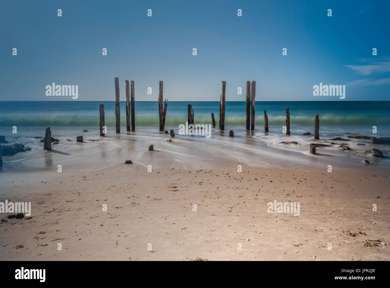 Un giorno il tempo immagine della storica vecchia jetty rovine a Porto Spiaggia Willunga, Sud Australia utilizzando una lunga esposizione dando la scena di una morbida sensazione sognante di esso Foto Stock
