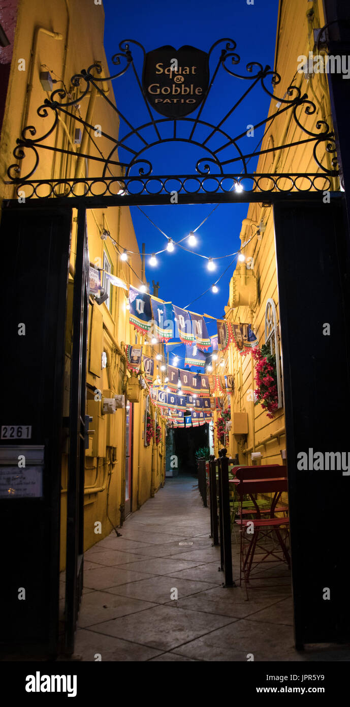 Ristorante squat e gobble posto a sedere nel patio a San Francisco. Le luci di atmosfera è impostato per questa città romantica atmosfera dove è possibile cenare in un luminoso a.lley Foto Stock
