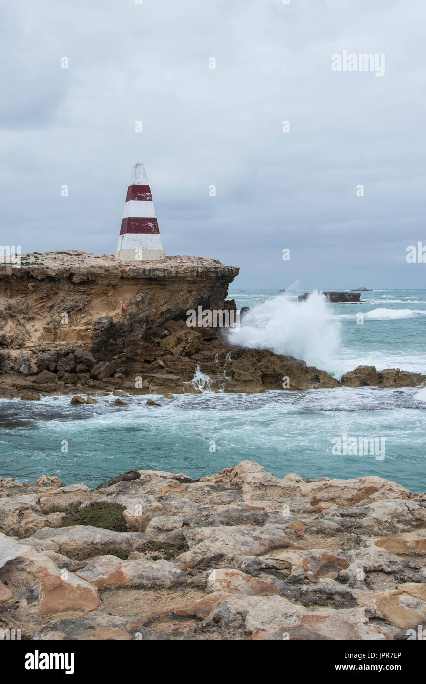 Il Cape Dombey obelisco, un punto di riferimento storico situato in accappatoio, Australia del Sud durante le ore centrali del giorno in orientamento verticale. Foto Stock