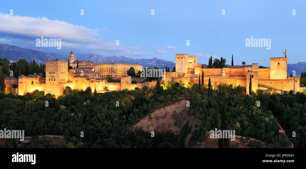 Notte foto di La Alhambra Palace, a Granada, Andalusia, Spagna. Un icona del monumento più visitato in Spagna Foto Stock