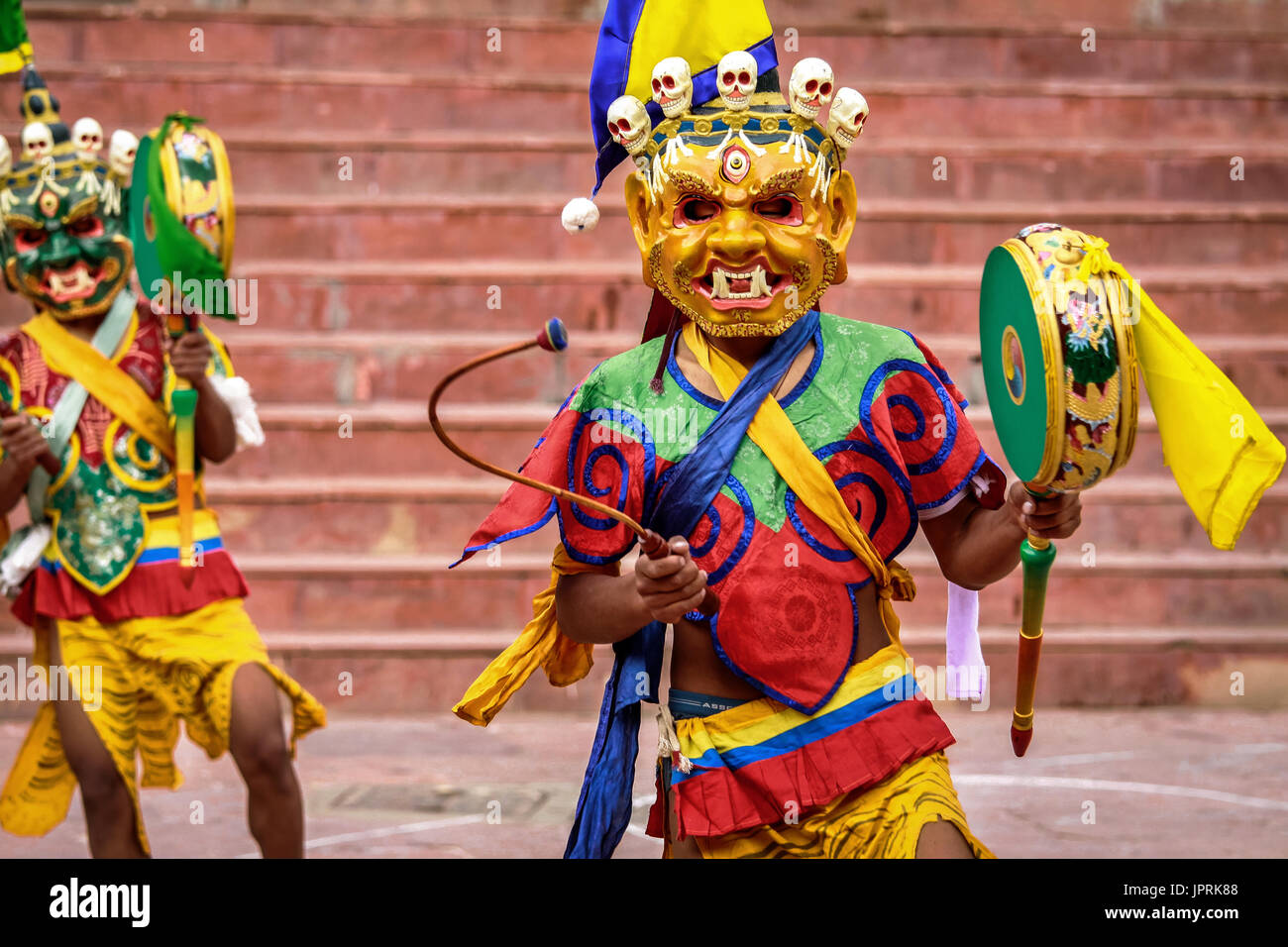 Cham dancing associato con il Buddismo tibetano, un costume mascherato dance unico e specifico per il buddhismo Mahayana. Il Cham danza è un altamente intrattenere Foto Stock