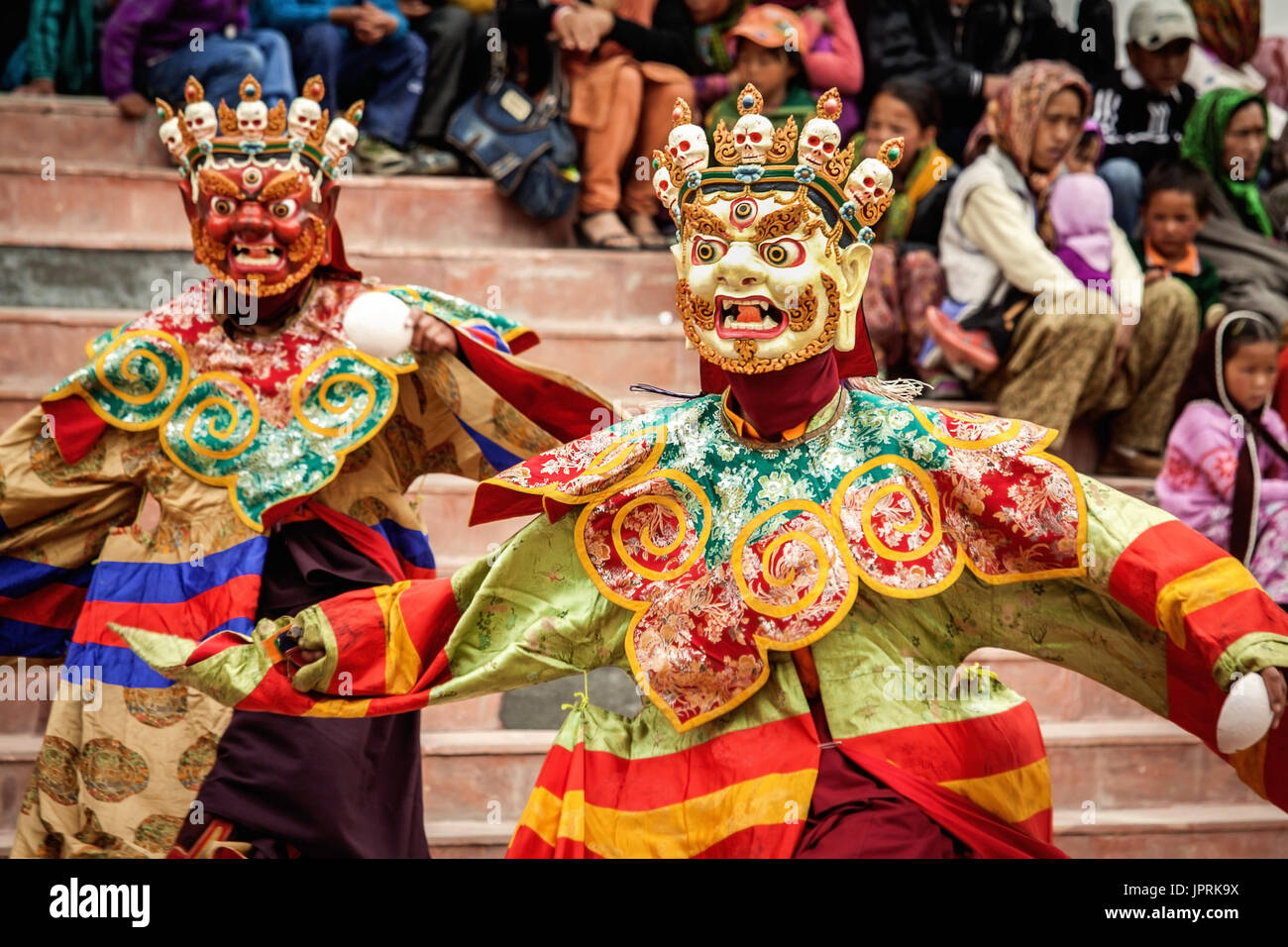 Costume mascherato dance associato con il Buddismo tibetano e noti in particolare come il Cham danza. Il Cham danza è una altamente divertente forma d'arte Foto Stock