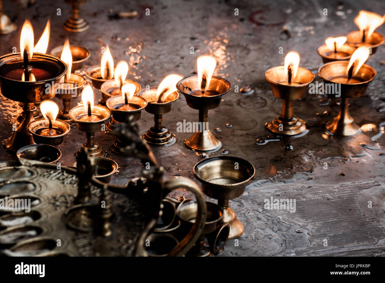 Raccolta di belle indù Lampade a olio che brucia a una Puja indù Cerimonia in Kathmandu, Nepal. Il Hindu lampade ad olio sono esteticamente molto gradevoli e Foto Stock