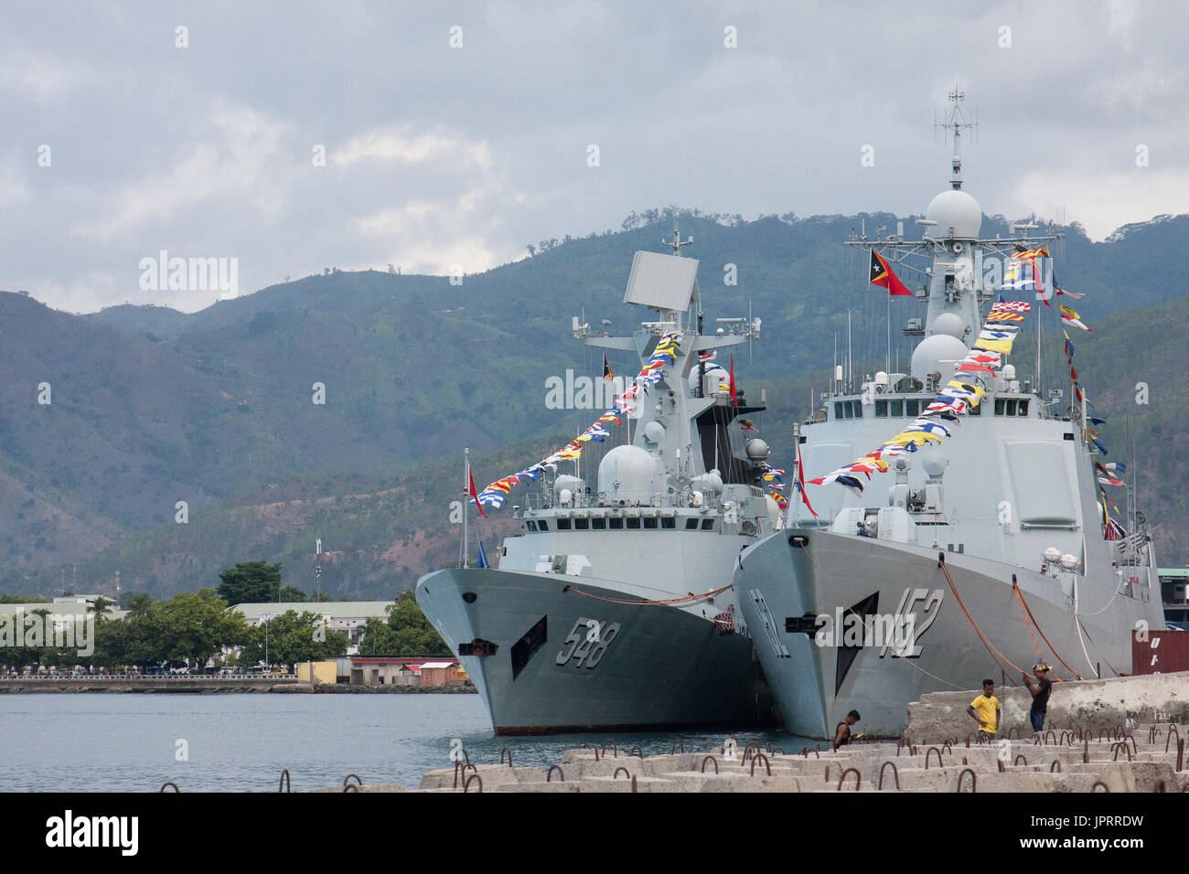 Dili, Timor est. chienese navi da guerra nel porto di Dili Foto Stock