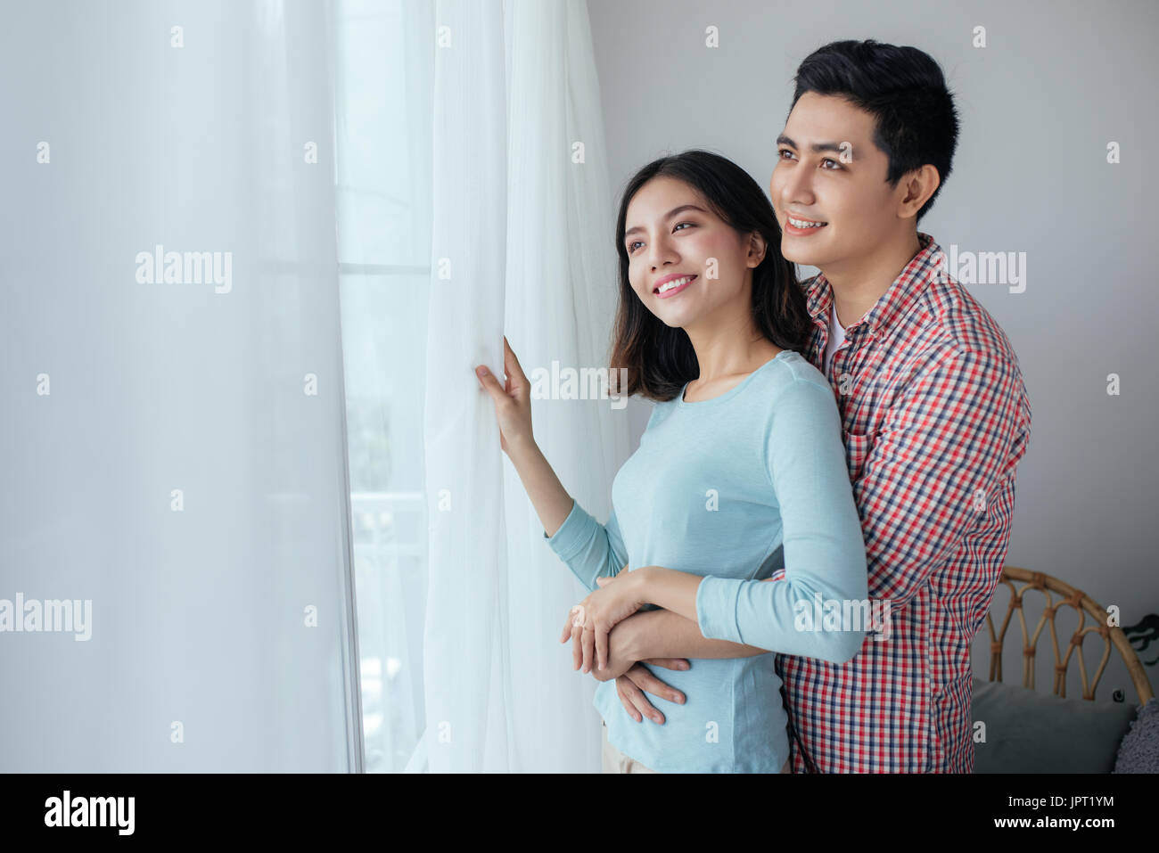 Romantico lieto giovani asiatici giovane rilassarsi a casa moderna in ambienti interni Foto Stock