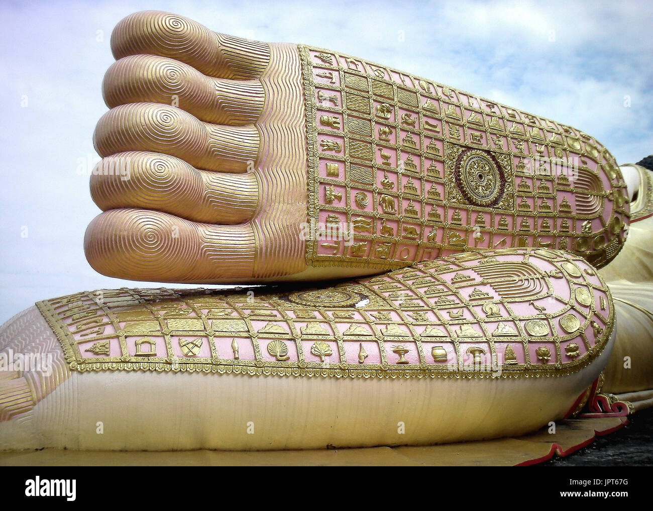 Wat Phra That Suthon Mongkhon Khiri, Buddha piedi, Phrae, Thailandia Foto Stock