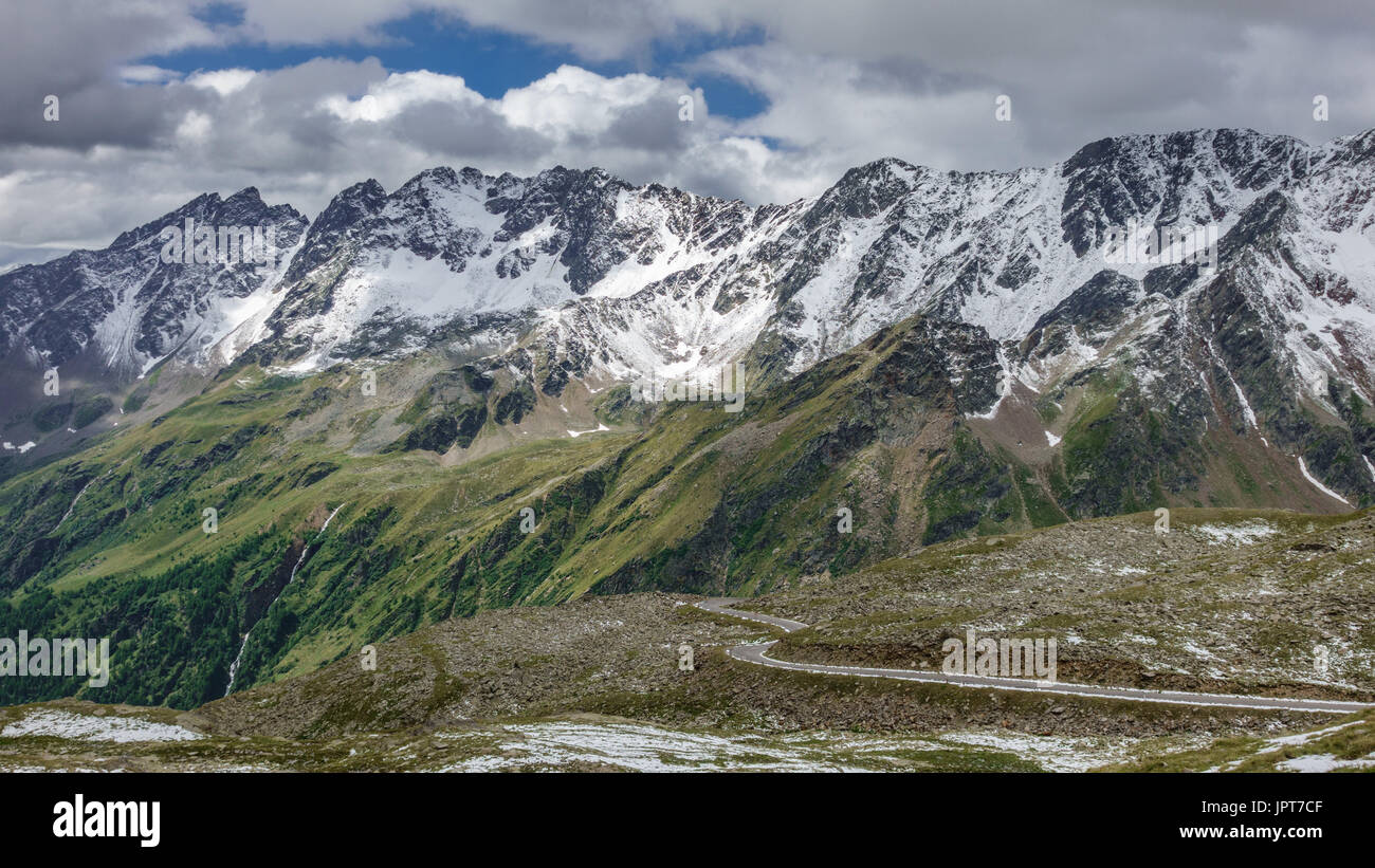 Passo Gavia vista in luglio con montagne innevate Foto Stock