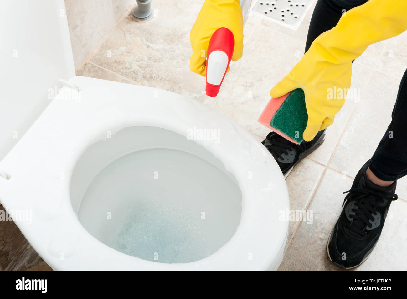 La casalinga è la pulizia del bagno wc in primo piano Foto stock