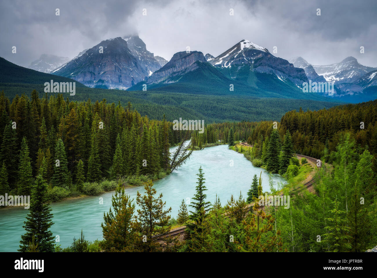 Iconico Morant la curva in bow valley con Montagne Rocciose in background, il Parco Nazionale di Banff, Alberta Canada Foto Stock