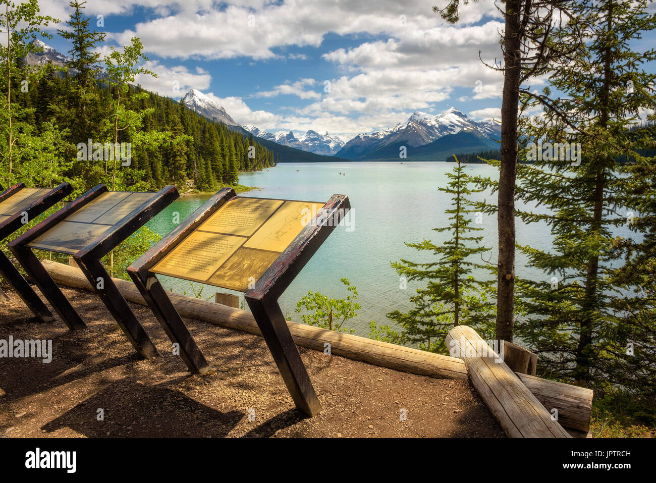 Punto di vista turistico affacciato sul Lago Maligne nel Parco Nazionale di Jasper, Canada. Foto Stock